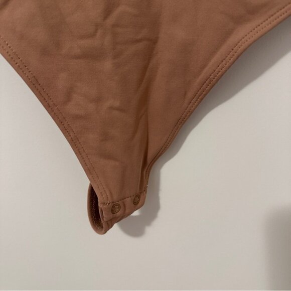 Aritzia Babaton Camel Long Sleeve Bodysuit Size Medium Women’s - Picture 3 of 8